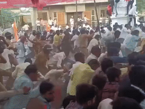Breaking News: प्रदर्शनकारी छात्रो पर लाठीचार्ज, आंसू गैस के गोले, भयंकर पत्थरबाजी, हम नवन्ना तक पहुंचेंगे के लगे नारे….