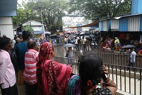 मरीजों के परिजन जूनियर डॉक्टरों का प्रदर्शन देखते हुए