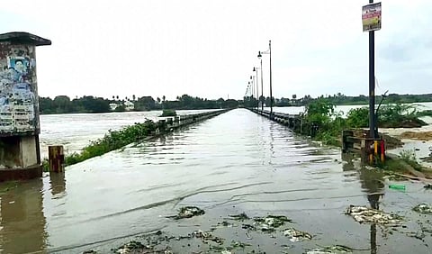 कोलकाता हुआ जलमग्न, पुल को पार करते समय बह गई कार, व्यक्ति की मौत