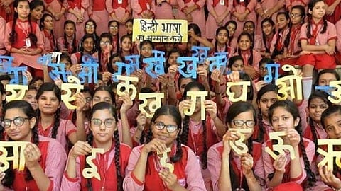 हिंदी दिवस: हिंदी भाषा को अपनाएं इसे आधुनिकता की ओर बढ़ाएं