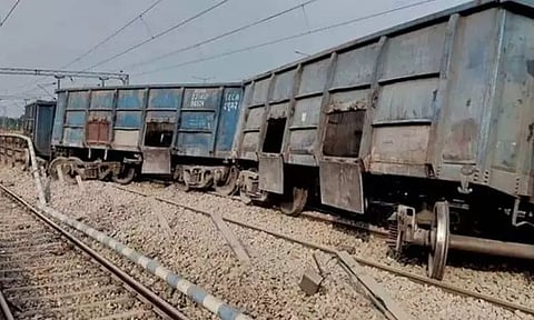West Bengal: बंगाल में रेल दुर्घटना, मालगाड़ी के 5 डिब्बे पटरी से उतरे