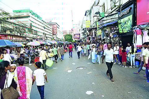 Kolkata Durga Puja 2024: इस बार दुर्गा पूजा की शॉपिंग न्यू मार्केट से करने वाले हैं तो ये खबर आपके लिए…