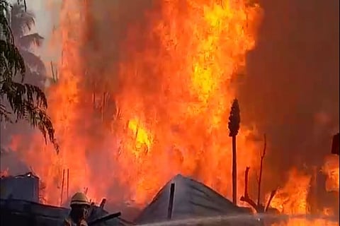 West Bengal: बिधान बाजार में लगी भयावह आग…..