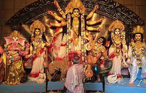 Kolkata Durga Puja: इस बार बस से कर सकेंगे दुर्गापूजा की सैर, की जा रही विशेष व्यवस्था…