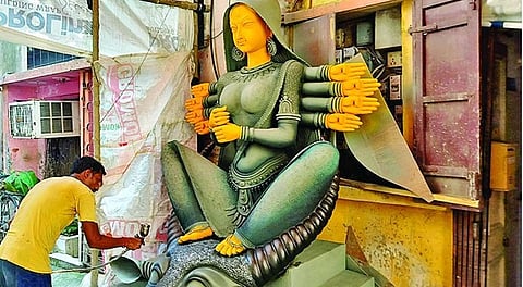 Durga Puja 2024 : पंडालों में भेजने के पहले मां दुर्गा की प्रतिमाओं को अंतिम रूप देने में जुटे कुम्हारटोली के मूर्तिकार