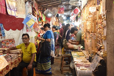 Kolkata Durga Puja : दुर्गा पूजा से पहले रैली और प्रदर्शन के कारण पिस रहे हैं दुकानदार