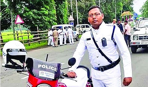 Kolkata News : नाका चेकिंग के दौरान ट्रैफिक सार्जेंट की सामूहिक पिटाई