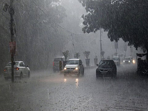 Heavy Rain Alerts: IMD ने जारी किया कई राज्यों में भारी बारिश का रेड अलर्ट