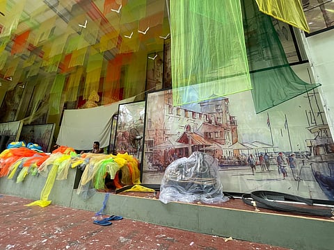 Durga Puja 2024 : चित्रकार के कैनवास के जरिए कोलकाता को दर्शाएगी त्रिधारा सम्मेलनी दुर्गापूजा