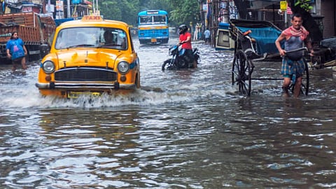 Kolkata Today Rain Alert: महानगर में आज अपने प्रचंड रूप में है बारिश, रूकने की संभावना नहीं….