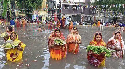 बंगाल में महापर्व छठ पूजा की तैयारियां शुरू, KMC और KMDA ने मिलकर छठ घाटों का किया…….