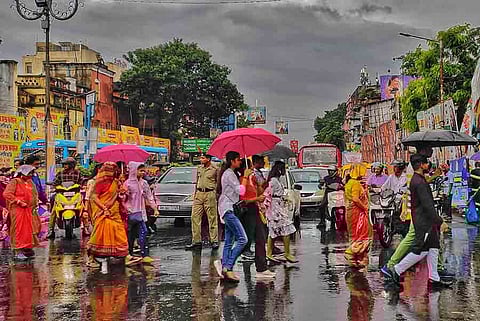 Kolkata Weather News: दुर्गा पूजा में मौसम ले सकता है करवट, पढ़िए कैसा रहेगा मौसम
