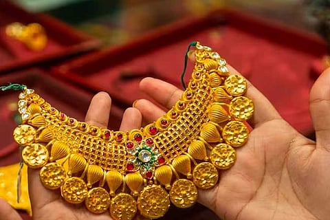 Kolkata Gold Price Hike: धनतेरस आते ही बंगाल में सोने-चांदी के भाव आसमान पर