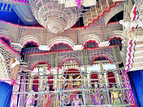 Durga Puja Pandal Theme: मन मोह लेगा पूजा पंंडाल का ये थीम, जरूर जाएं देखने….