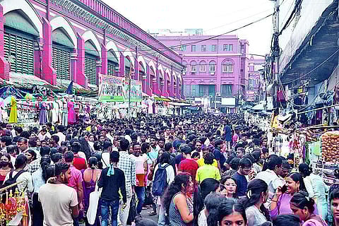 Kolkata Durga Puja: चौथे दिन ही पूजा घूमने सड़कों पर उमड़ी भंयकर भीड़, लोग हुए बेहाल