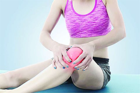 इस आसान एक्सरसाइज से पा सकते हैं पसलियों और घुटनों के दर्द से राहत