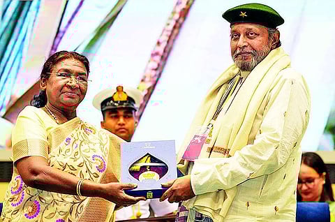 मिथुन चक्रवर्ती को मिला दादा साहेब फाल्के पुरस्कार, राष्ट्रपति ने किया सम्मानित