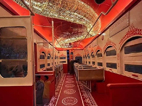 Kolkata Durga Puja: पुरानी ट्राम, नया रूप, कोलकाता की ऐतिहासिक ट्राम बनी पूजा पंडाल