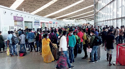 पूजा से पहले एयरपोर्ट पर यात्रियों की भीड़ ने 5 साल का रिकार्ड तोड़ा