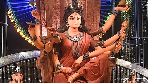 Kolkata Durga Puja: ऐके ब्लॉक पूजा में जल के माध्यम से दिया जा रहा संगीत का अनोखा संदेश