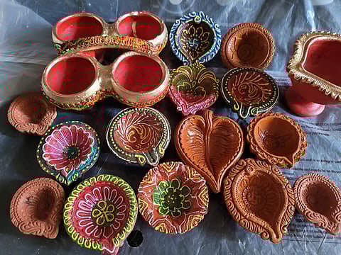 Kolkata Diwali 2024: कोलकाता में दीपावली की तैयारियां शुरू, मिट्टी का दीया बनाते कारीगर