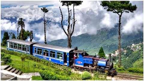 Darjeeling News: डेढ़ साल बाद फिर से शुरू हुई World Famous टॉय ट्रेन