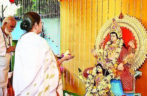 उगते सूर्य को अर्घ्य देने के साथ महा पर्व छठ सम्पन्न