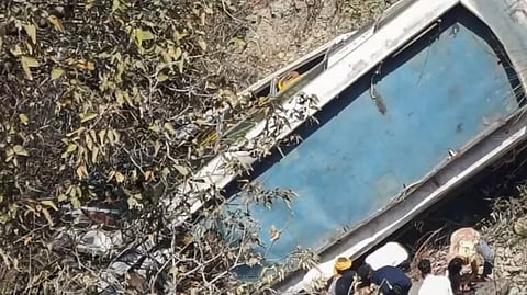 कोरापुट में बस पलटी, 4 की मौत, 40 घायल