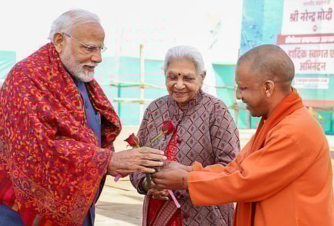 प्रयागराज में प्रधानमंत्री नरेंद्र मोदी का स्वागत करते सीएम योगी आदित्यनाथ और राज्यपाल आनंदीबेन पटेल।