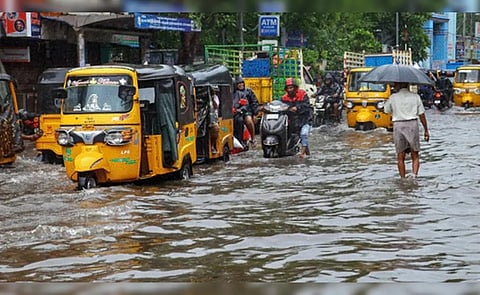 बारिश से तमिलनाडु के कई जिले जलमग्न, सड़क संपर्क टूटा