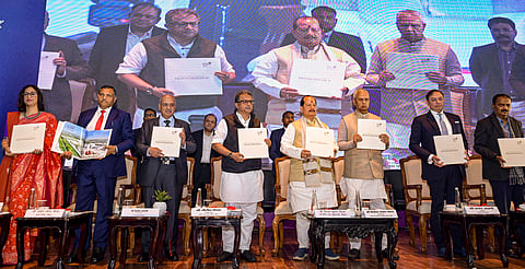 पटना में बिहार निवेशक शिखर सम्मेलन 2024 के दौरान एक कॉफी टेबल बुक का विमोचन करते बिहार के उपमुख्यमंत्री विजय कुमार सिन्हा, उद्योग मंत्री नीतीश मिश्रा, ऊर्जा मंत्री बिजेंद्र प्रसाद और अदानी एंटरप्राइजेज के निदेशक प्रणव अडानी।