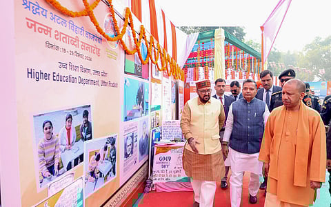 लखनऊ में पूर्व प्रधानमंत्री स्वर्गीय अटल बिहारी वाजपेयी के जन्म शताब्दी पर कार्यक्रम के दौरान सीएम योगी आदित्यनाथ।