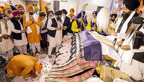 लखनऊ में वीर बाल दिवस पर आयोजित समारोह में नमन करते सीएम योगी आदित्यनाथ।