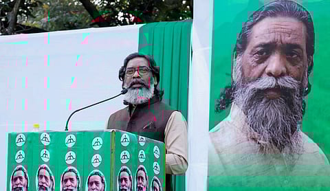 रांची में जेएमएम कार्यकर्ताओं को संबोधित करते सीएम हेमंत सोरेन।