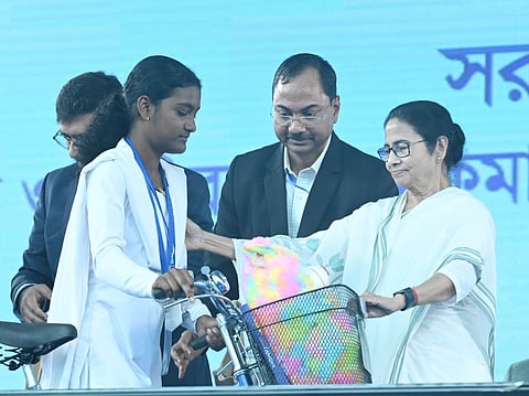 सरकारी योजनाओं का लाभ लेने के लिए किसी को पैसे ना दें : ममता