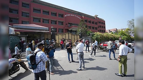 दिल्ली के 40 स्कूलों को बम से उड़ाने की मिली धमकी