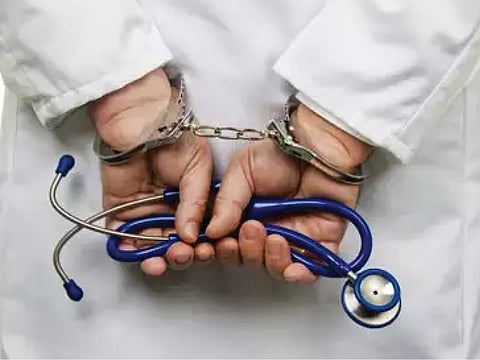 फर्जी रजिस्ट्रेशन के जरिए नगरपालिका में बना मेडिकल ऑफिसर, हुआ गिरफ्तार