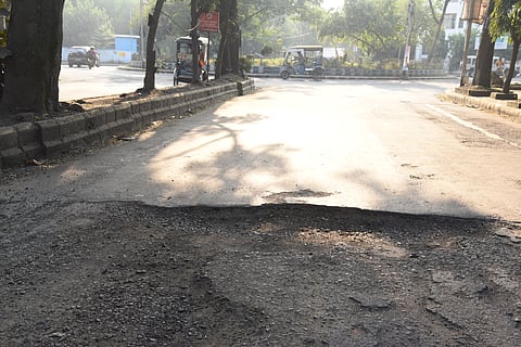 Smart city Saltlake : जरा हट के जरा बच के, मुख्य सड़कों से लेकर सर्विस रोड तक गड्ढों की भरमार