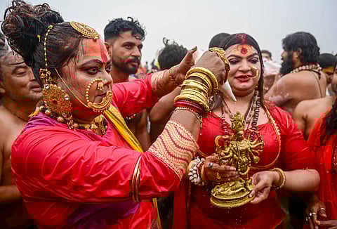 महाकुम्भ में किन्नर अखाड़े में उमड़ रहे श्रद्धालु।