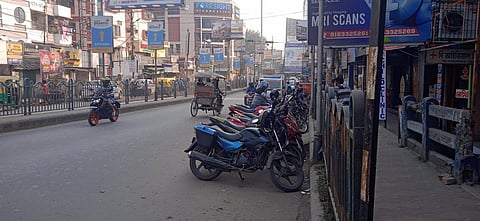 अवैध पार्किंग की वजह से यात्री हलकान