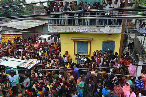 घटनास्थल पर उमड़ी लोगों की भीड़।