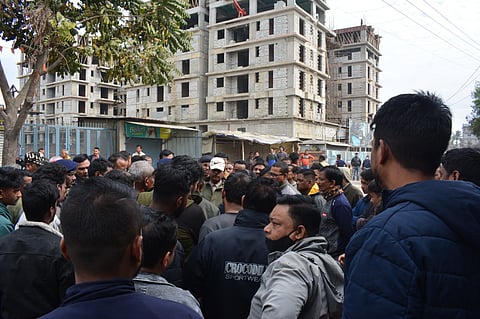 तेज रफ्तार ट्रक ने कुचल कर एक महिला को मार डाला