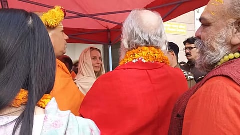 Apple के को-फाउंडर Steve Jobs की पत्नी पहुंची वाराणसी, महाकुंभ भी जाएंगी