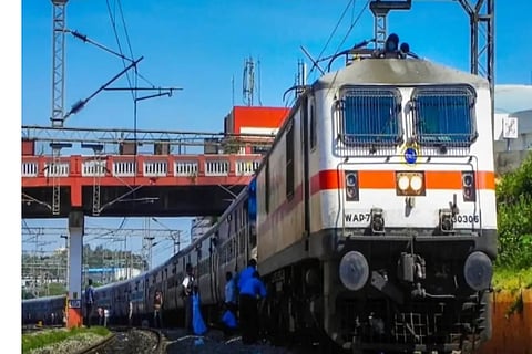 बरेली में पटरी पर रखे बड़े पत्थर से टकराया पैसेंजर ट्रेन का इंजन।