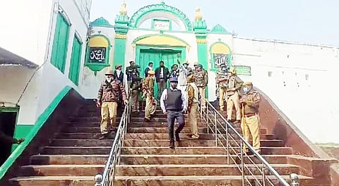 संभल : शाही जामा मस्जिद में कमल के फूल, मंदिर की घंटी और कलश के निशान मिले