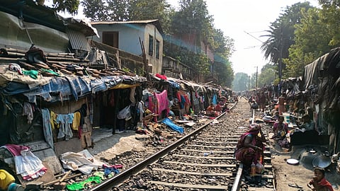 जगह-जगह अतिक्रमण, मौत को दावत दे रही हैं बस्तियां