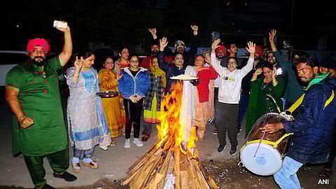 लोहड़ी 2025: आज मनाई जा रही लोहड़ी, जानें पूजा मुहूर्त और विधि