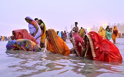 आज मकर संक्रांति 2025 पर बाबूघाट में हजारों लोगों ने लगाई पवित्र डुबकी