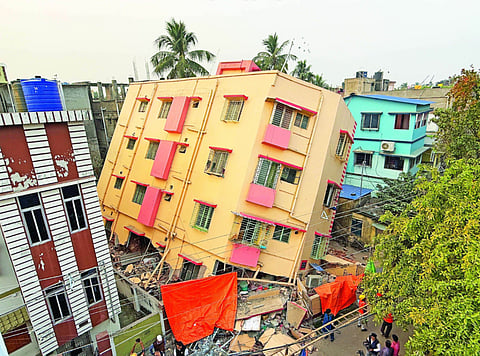 Shocking News: कोलकाता में एक तरफ झुकी पूरी बिल्डिंग