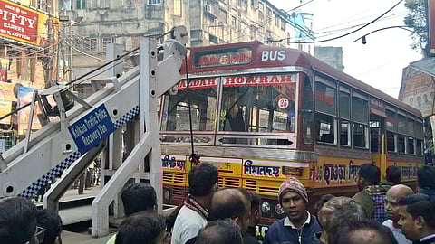 बड़ाबाजार में मिनी बस ने 4 महिलाओं को रौंदा. एक की मौत